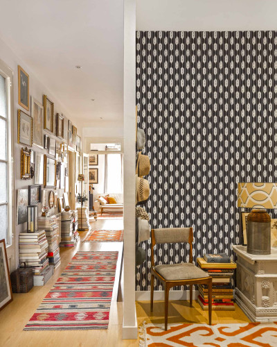 Tapet lavabil Llengües Black cu design geometric, în decorul unei case moderne.