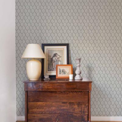 Tapet Kasuri, gri, Coordonne 5mp / rola, cu un design elegant cu motive geometrice delicate.