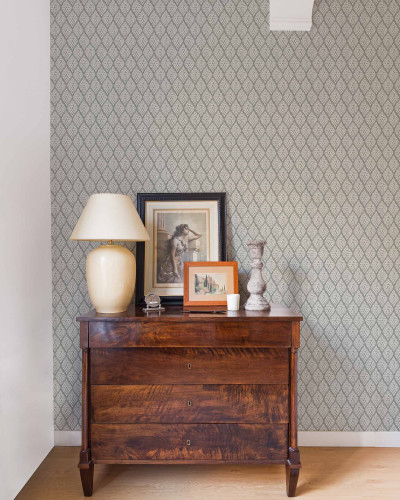 Tapet Kasuri, gri, Coordonne 5mp / rola, cu un design elegant cu motive geometrice delicate.