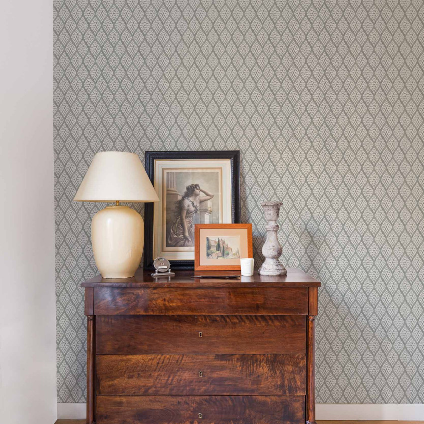 Tapet Kasuri, gri, Coordonne 5mp / rola, cu un design elegant cu motive geometrice delicate.