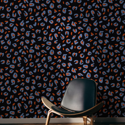 Tapet lavabil cu imprimeu de leopar, pe fond negru, cu pete de albastru și portocaliu. Tapet modern pentru decorarea interioarelor.