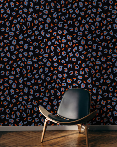 Tapet lavabil cu imprimeu de leopar, pe fond negru, cu pete de albastru și portocaliu. Tapet modern pentru decorarea interioarelor.