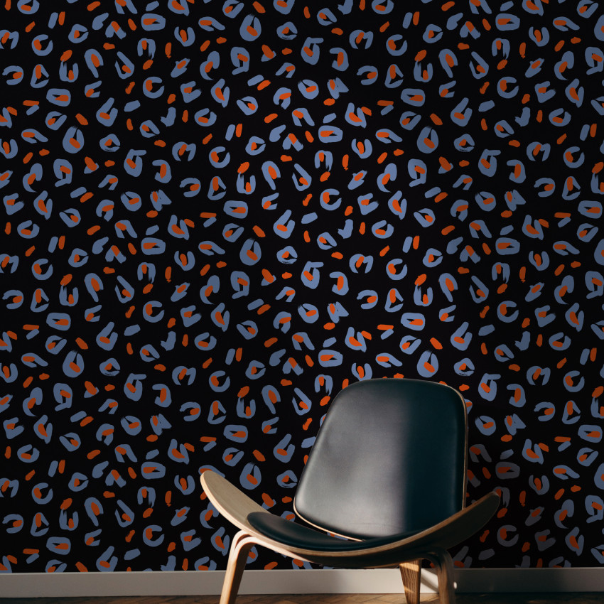 Tapet lavabil cu imprimeu de leopar, pe fond negru, cu pete de albastru și portocaliu. Tapet modern pentru decorarea interioarelor.