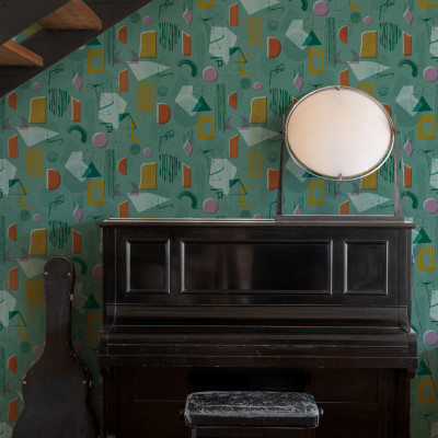 Tapet lavabil Brave Partiture, Turquoise, cu model geometric abstract în culori vibrante: turcoaz, auriu și roșu.