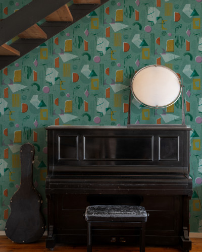 Tapet lavabil Brave Partiture, Turquoise, cu model geometric abstract în culori vibrante: turcoaz, auriu și roșu.