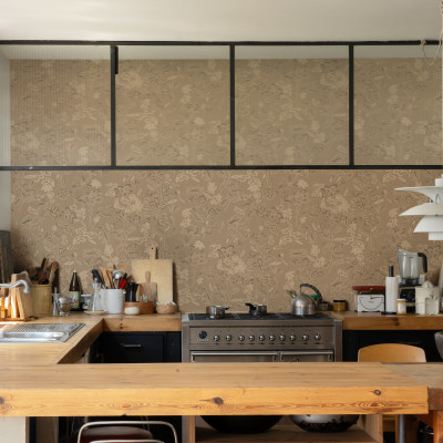 Tapet Crazy Flowers Beige, cu flori delicate pe un fond bej, decorând o bucătărie cu un blat din lemn masiv.