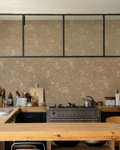 Tapet Crazy Flowers Beige, cu flori delicate pe un fond bej, decorând o bucătărie cu un blat din lemn masiv.