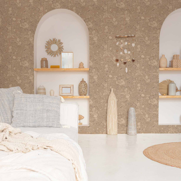 Tapet Crazy Flowers Beige, cu flori delicate pe un fond bej, decorând o bucătărie cu un blat din lemn masiv.