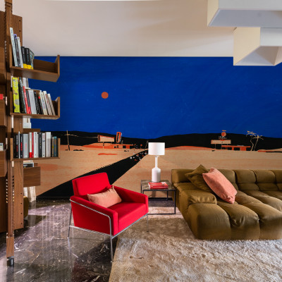 Tapet lavabil Road Trip, Blue, cu design minimalist, infatisand o panorama de desert si o soare rosie in apus.