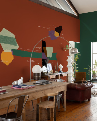 Tapet lavabil cu design abstract în nuanțe de roșu, verde, galben și mov. Tapetul este prezentat într-un interior modern, cu un canapea din piele, un fotoliu și o masă din lemn.