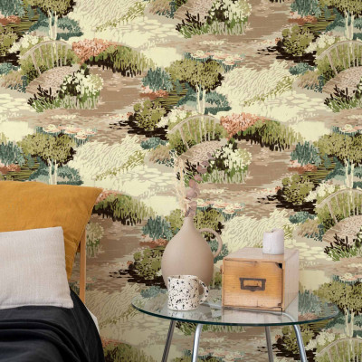 Tapet lavabil cu design elegant si modern, cu nuante de verde si maro, pe un fundal crem. Se poate vedea o parte dintr-un dormitor decorat cu acest tapet, cu un pat cu perne si o masuta de cafea.