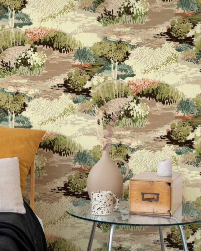 Tapet lavabil cu design elegant si modern, cu nuante de verde si maro, pe un fundal crem. Se poate vedea o parte dintr-un dormitor decorat cu acest tapet, cu un pat cu perne si o masuta de cafea.