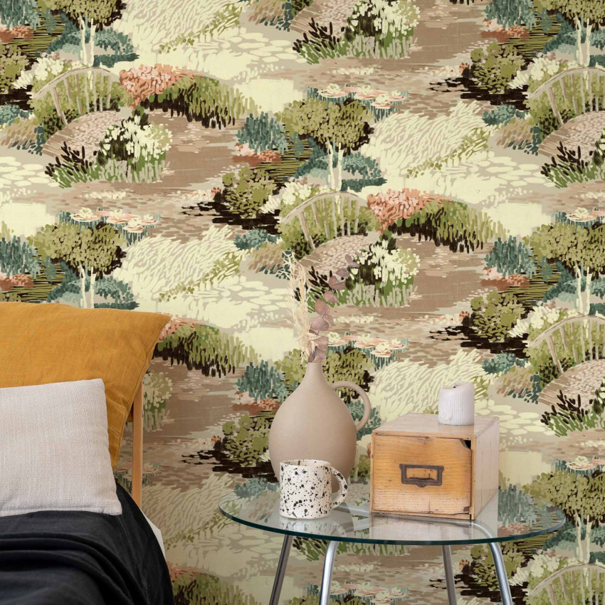 Tapet lavabil cu design elegant si modern, cu nuante de verde si maro, pe un fundal crem. Se poate vedea o parte dintr-un dormitor decorat cu acest tapet, cu un pat cu perne si o masuta de cafea.