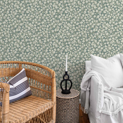 Tapet lavabil cu design modern de frunze alb-argintii pe un fundal verde deschis.