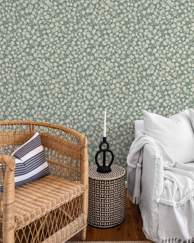 Tapet lavabil cu design modern de frunze alb-argintii pe un fundal verde deschis.