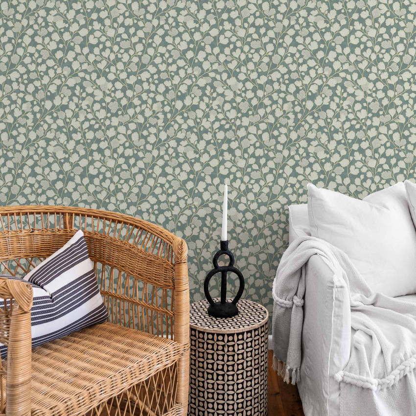 Tapet lavabil cu design modern de frunze alb-argintii pe un fundal verde deschis.