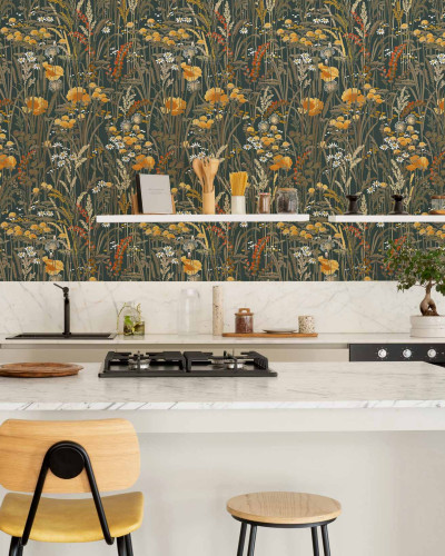 Tapet lavabil cu design floral delicat, in nuante calde de curry si verde. Ideal pentru a crea o atmosfera primitoare si relaxanta in orice camera.