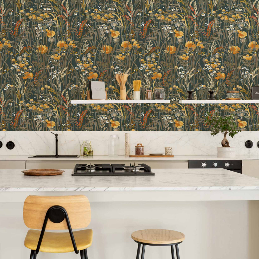 Tapet lavabil cu design floral delicat, in nuante calde de curry si verde. Ideal pentru a crea o atmosfera primitoare si relaxanta in orice camera.