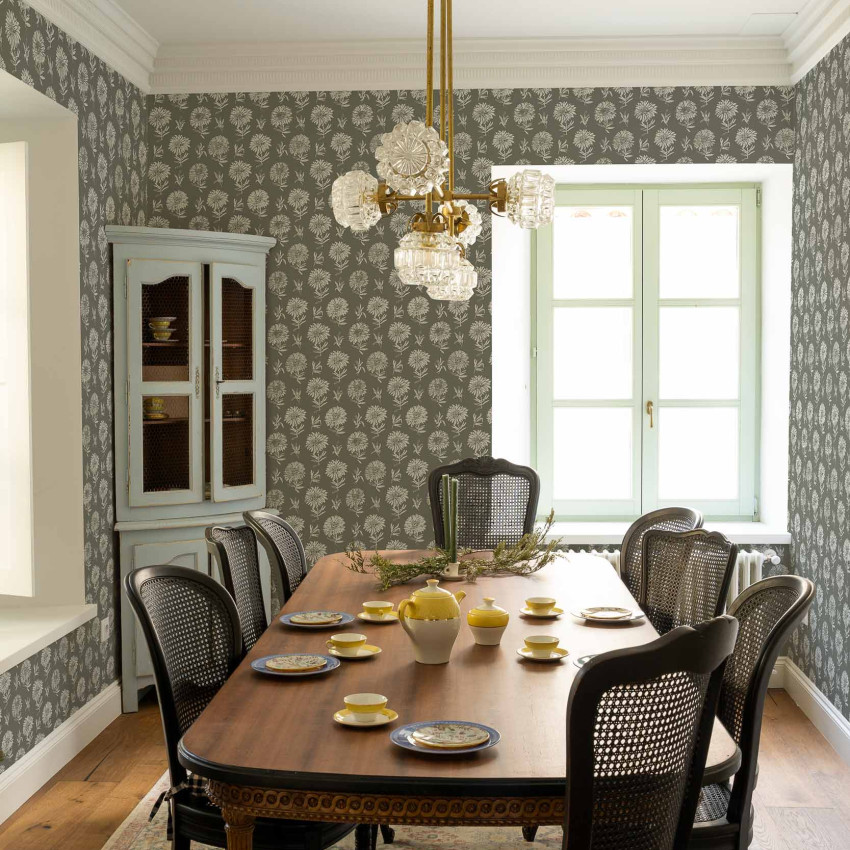 Tapet floral roz pal, Parterre, Rosa, Coordonne, cu flori delicate si petale delicate, perfect pentru dormitor, living sau hol.