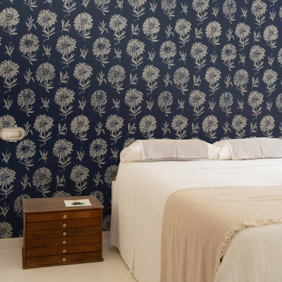 Tapet Parterre, Noche cu design floral minimalist, flori delicate in nuante de gri pe un fundal albastru inchis.