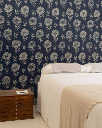 Tapet Parterre, Noche cu design floral minimalist, flori delicate in nuante de gri pe un fundal albastru inchis.
