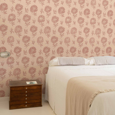 Tapet floral roz pal, Parterre, Rosa, Coordonne, cu flori delicate si petale delicate, perfect pentru dormitor, living sau hol.