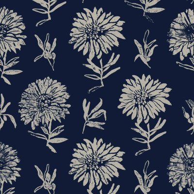 Tapet Parterre, Noche cu design floral minimalist, flori delicate in nuante de gri pe un fundal albastru inchis.