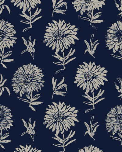 Tapet Parterre, Noche cu design floral minimalist, flori delicate in nuante de gri pe un fundal albastru inchis.