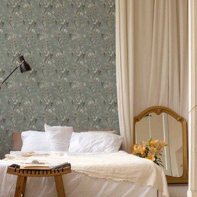 Tapet floral verde salvie într-un dormitor elegant