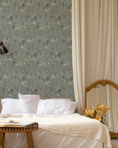 Tapet floral verde salvie într-un dormitor elegant
