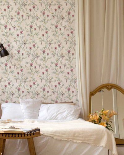 Tapet floral cu ciulini roz într-un dormitor luminos