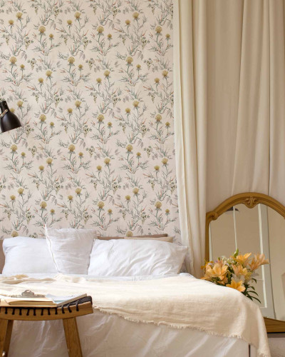 Tapet floral cu model delicat într-un dormitor luminos