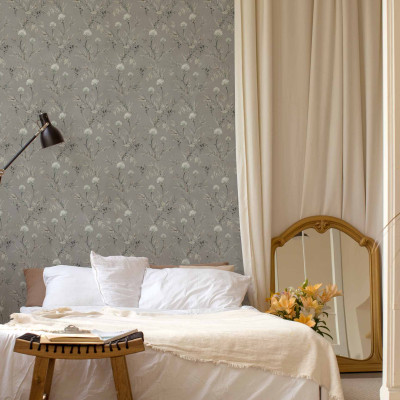 Tapet cu model floral argintiu într-un dormitor decorat elegant
