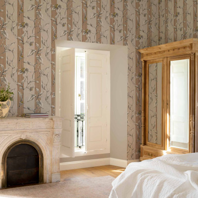 Tapet cu flori delicate și dungi subtile, perfect pentru a crea o atmosferă elegantă în orice cameră