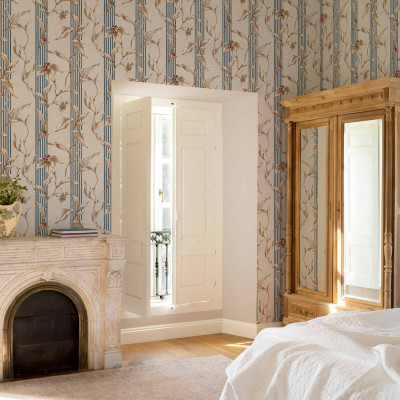 Tapet lavabil cu design elegant și rafinat, cu dungi subțiri de culoare albastru deschis și flori delicate de culoare maro.