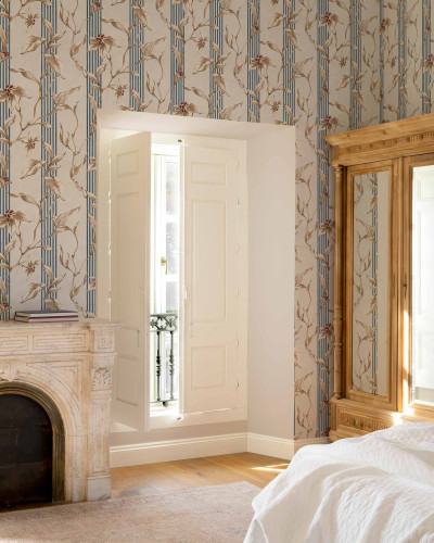 Tapet lavabil cu design elegant și rafinat, cu dungi subțiri de culoare albastru deschis și flori delicate de culoare maro.