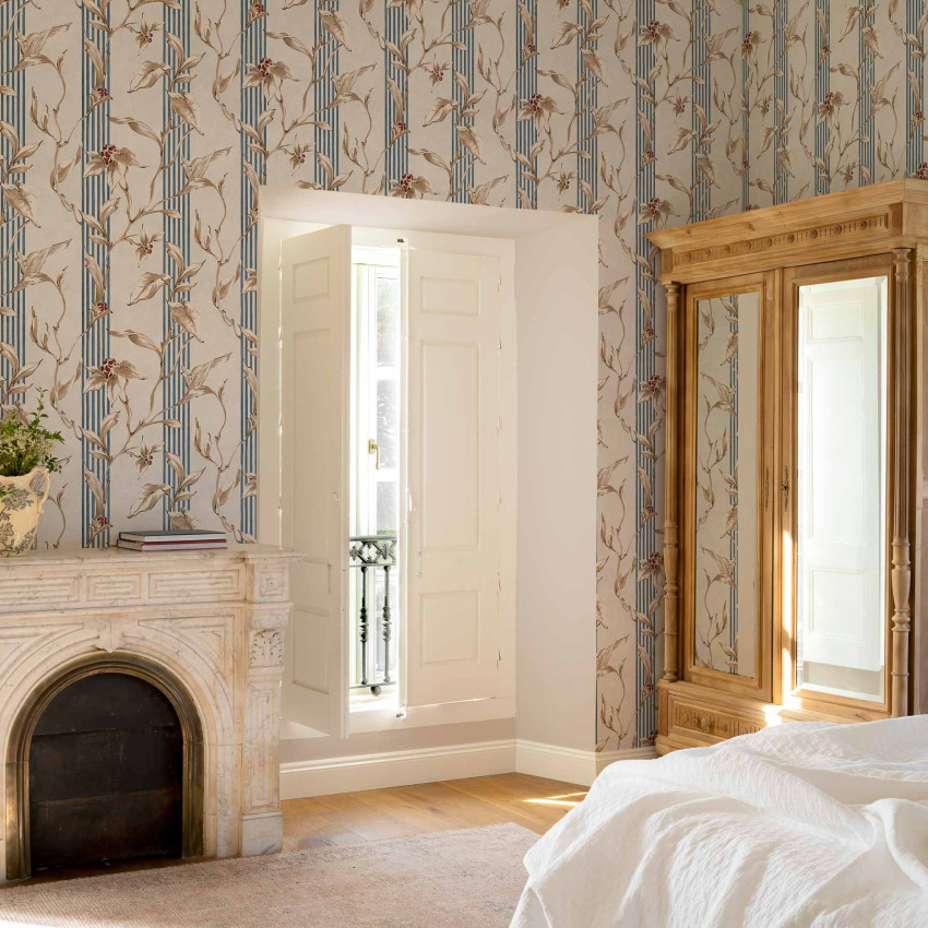 Tapet lavabil cu design elegant și rafinat, cu dungi subțiri de culoare albastru deschis și flori delicate de culoare maro.