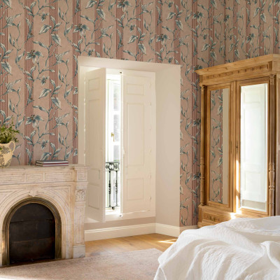 Trepadora Rosaceo tapet lavabil, cu un design floral delicat și dungi subtile