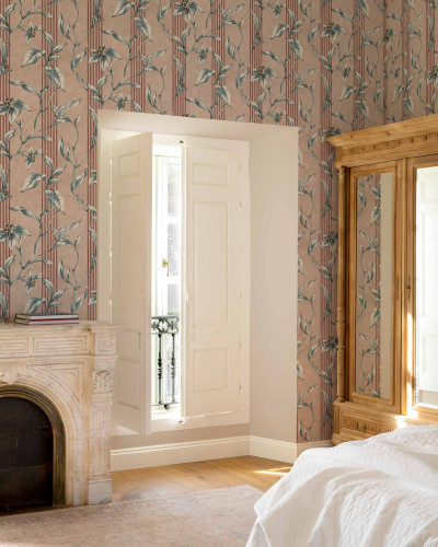 Trepadora Rosaceo tapet lavabil, cu un design floral delicat și dungi subtile