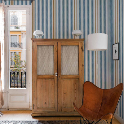 Tapet cu dungi albastre și aurii, cu un design clasic și elegant, perfect pentru a crea un decor relaxant și sofisticat.