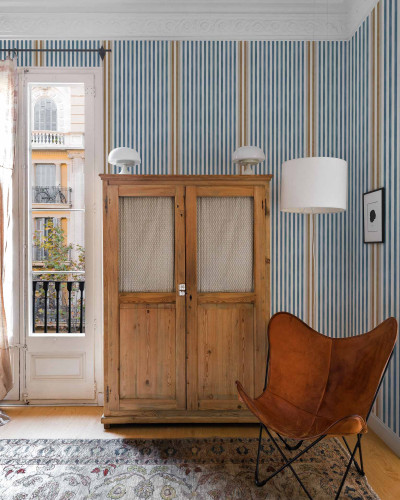 Tapet cu dungi albastre și aurii, cu un design clasic și elegant, perfect pentru a crea un decor relaxant și sofisticat.