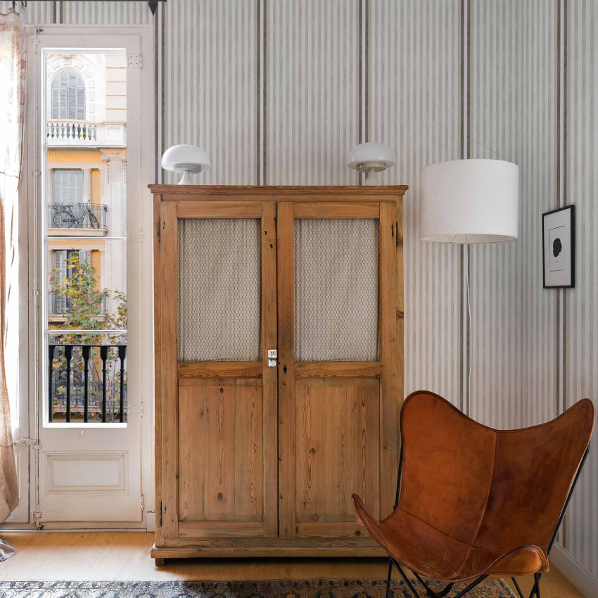 Tapet cu dungi subtile,  nuanțe de gri,  design minimalist, lavabil, ușor de aplicat.  Ideal pentru dormitor, living, sala de mese.