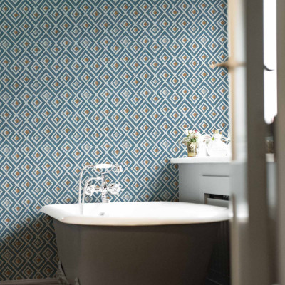 Vidriera, Avio -  cu un design geometric modern, ideal pentru a crea o atmosferă elegantă și sofisticată în baie.