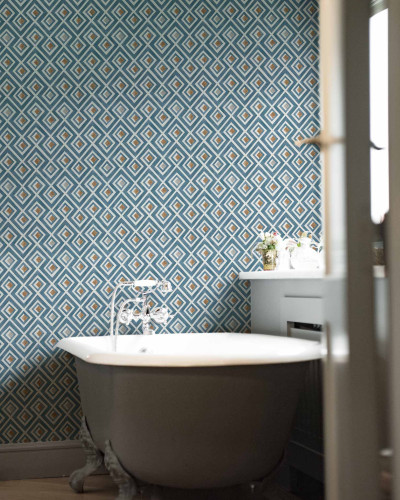 Vidriera, Avio -  cu un design geometric modern, ideal pentru a crea o atmosferă elegantă și sofisticată în baie.