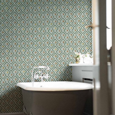 Tapet lavabil Vidriera, Sage, Coordonne, cu un design geometric modern, verde deschis, perfect pentru a adăuga o notă de eleganță și stil oricărei camere.