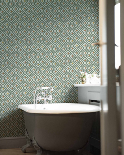 Tapet lavabil Vidriera, Sage, Coordonne, cu un design geometric modern, verde deschis, perfect pentru a adăuga o notă de eleganță și stil oricărei camere.