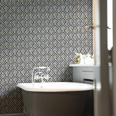 Tapet cu design geometric modern, Vidriera, Pizarra, cu nuanțe delicate de gri și auriu, ideal pentru baie.