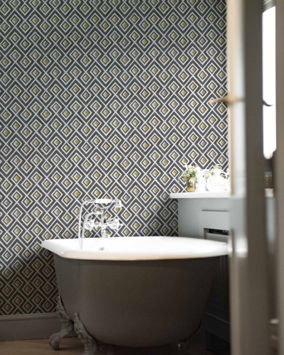 Tapet cu design geometric modern, Vidriera, Pizarra, cu nuanțe delicate de gri și auriu, ideal pentru baie.