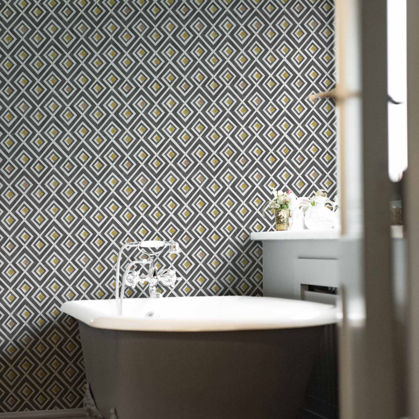 Tapet cu design geometric modern, Vidriera, Pizarra, cu nuanțe delicate de gri și auriu, ideal pentru baie.