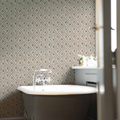 Tapet cu model geometric în nuanțe de gri și maro, perfect pentru o baie modernă
